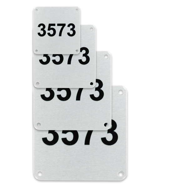 Vierkante nummerplaatjes van blank geborsteld aluminium, in diverse formaten, met boorgaten